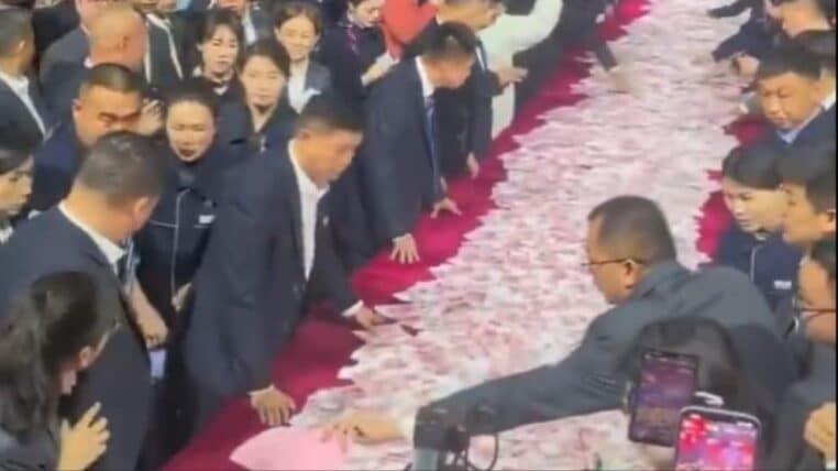 Un patron distribue millions de yuans à ses employés
