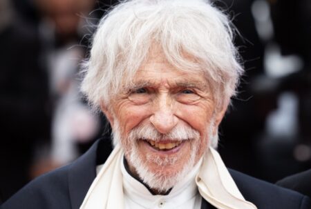 Pierre Richard souriant sur tapis rouge, portrait officiel au format paysage