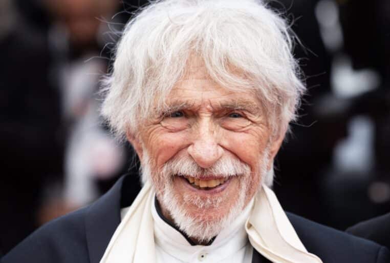 Pierre Richard souriant sur tapis rouge, portrait officiel au format paysage