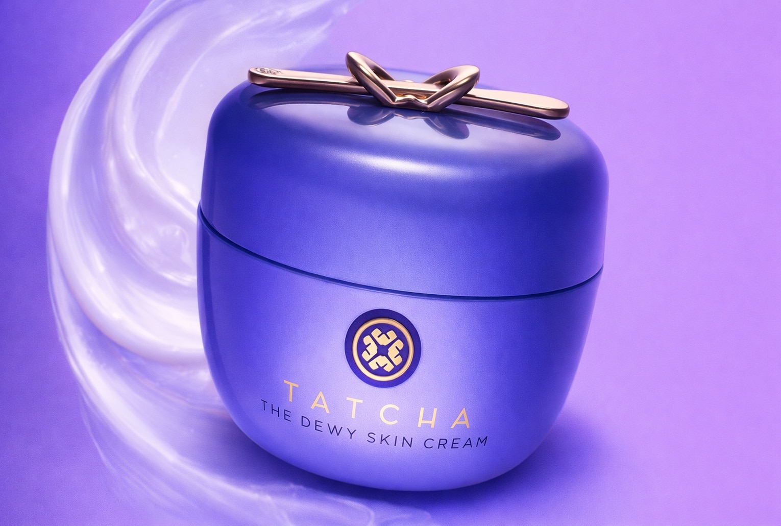 Tatcha Dewy Skin Cream en pot violet sur fond dégradé lilas