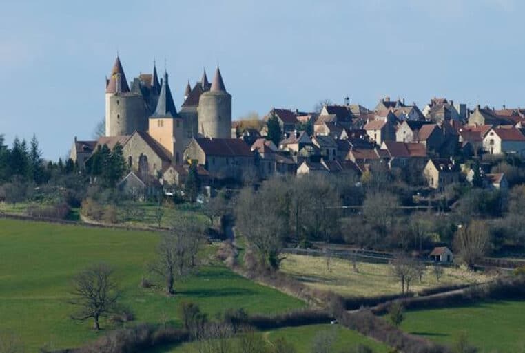 Châteauneuf-en-Auxois, village médiéval perché en Bourgogne