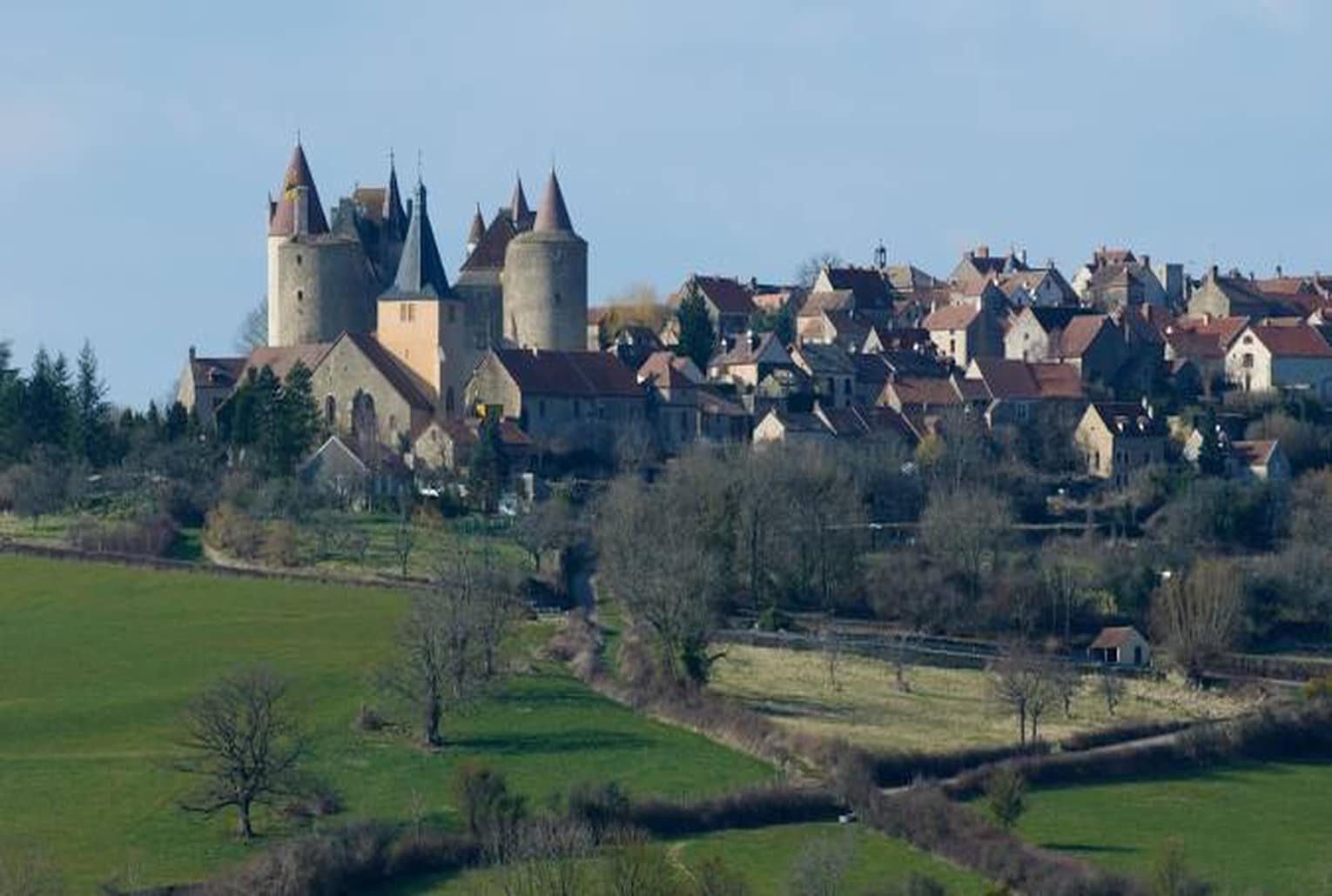 Châteauneuf-en-Auxois, village médiéval perché en Bourgogne