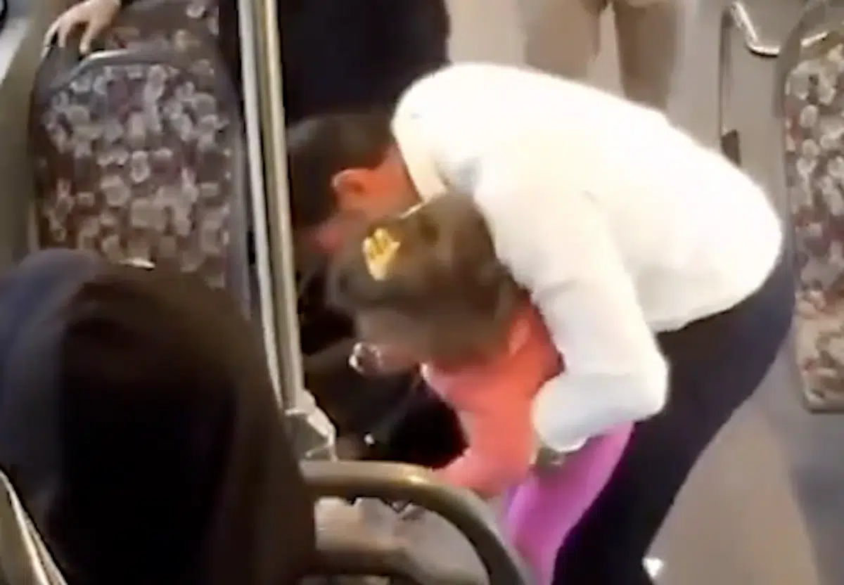 un enfant s'étouffe dans le bus