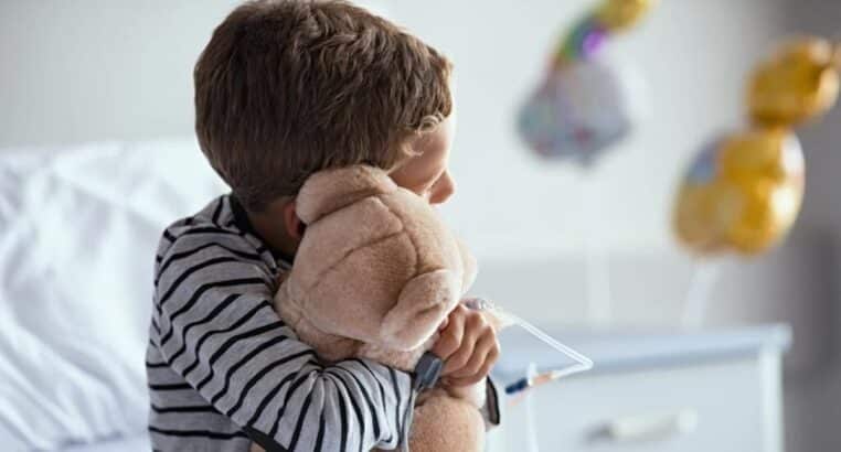 un petit garçon adopté par anesthétiste - copie