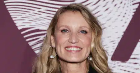 Alexandra Lamy souriante lors d'un événement, portant des boucles d'oreilles perles