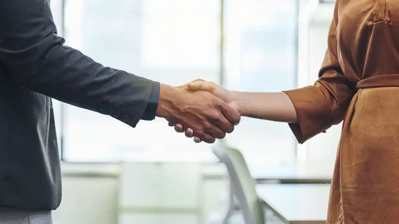 Poignée de main entre deux professionnels lors d'un recrutement en entreprise