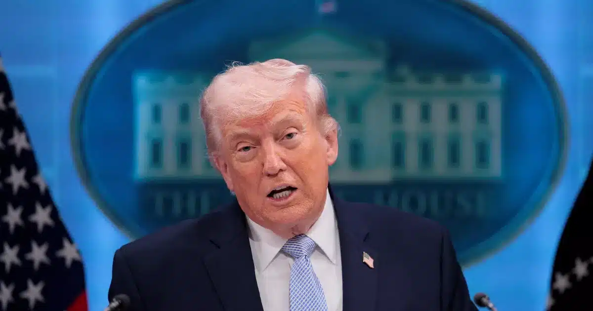 Donald Trump à la tribune de la Maison-Blanche, devant le sceau présidentiel