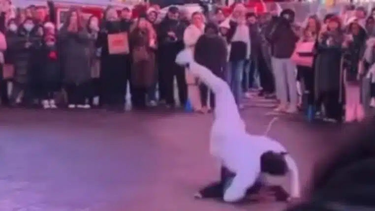 La vidéo d’un danseur qui a tenté un saut au-dessus d’un enfant avant de tomber sur lui a choqué la Toile