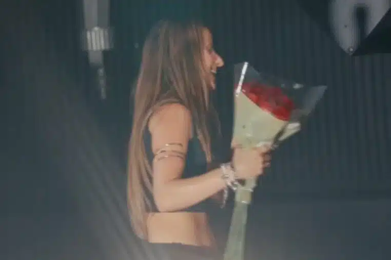 En plein concert, la chanteuse Natalie Jane vit un moment inattendu face à un fan (vidéo)