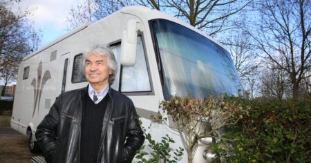 À 77 ans, Daniel Guichard vit dans un camping-car à 5,5 tonnes — sa raison va vous parler