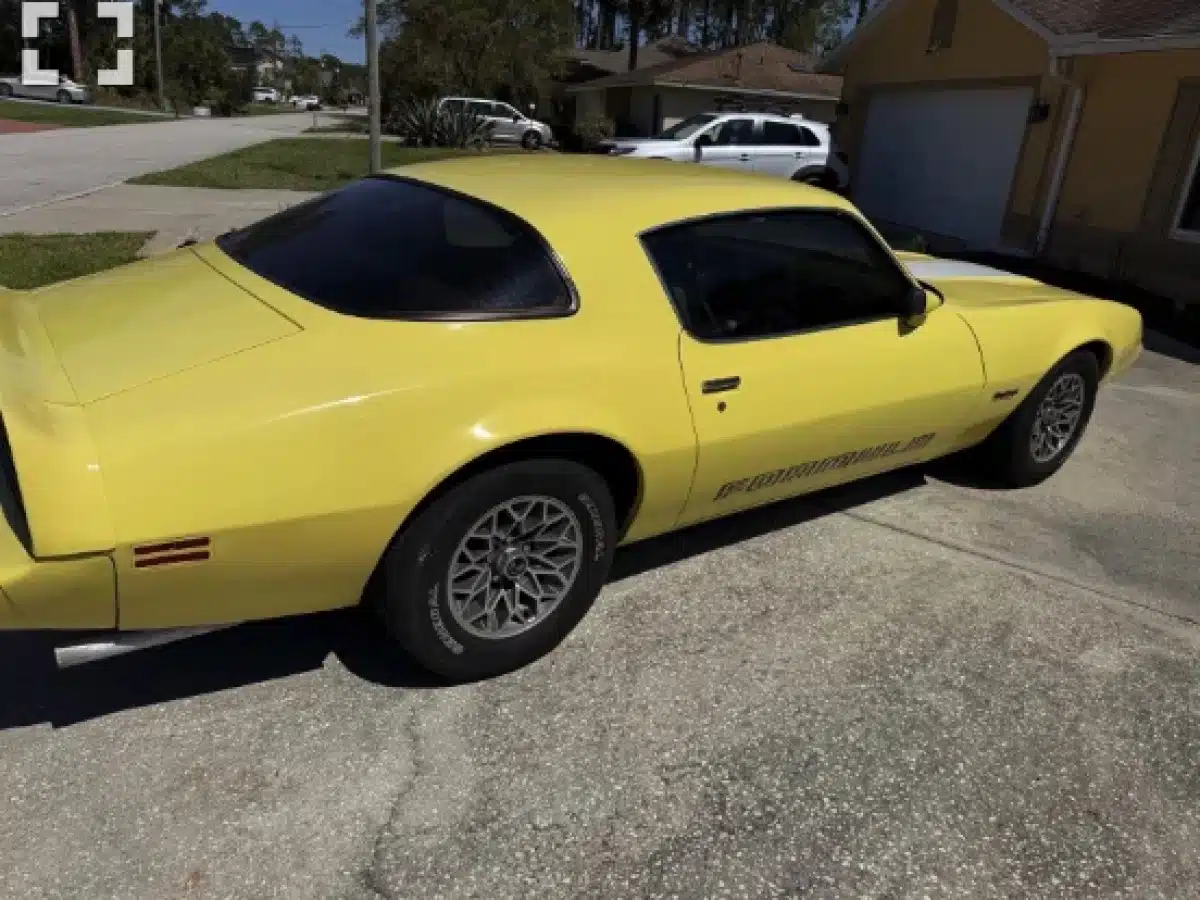À 83 ans, il doit se séparer de sa Pontiac Firebird d'origine — la raison tient en une pédale