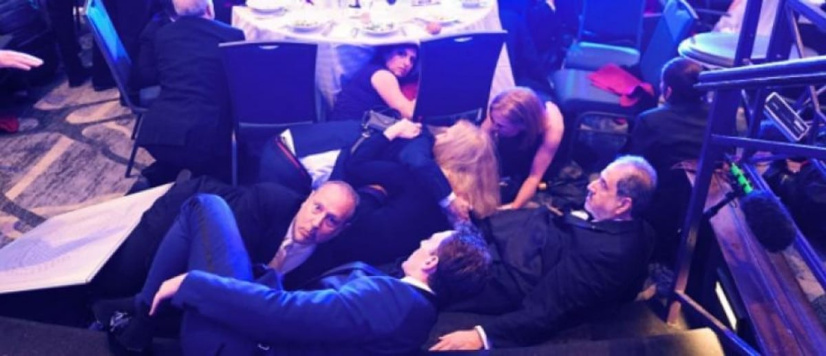 « À terre ! À terre ! » : coups de feu au dîner des correspondants, Trump évacué en plein gala à Washington