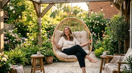 Femme se relaxant dans un fauteuil suspendu sur terrasse ensoleillée