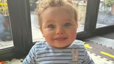 Angleterre : un enseignant en cours d'adoption accusé d'avoir tué un bébé de 13 mois après des semaines de sévices