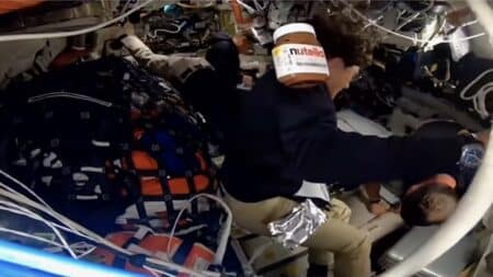 artemis un pot de nutella apercu dans l'espace - copie