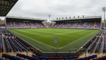 Stade de Turf Moor vide avec tableau tactique près du banc de touche