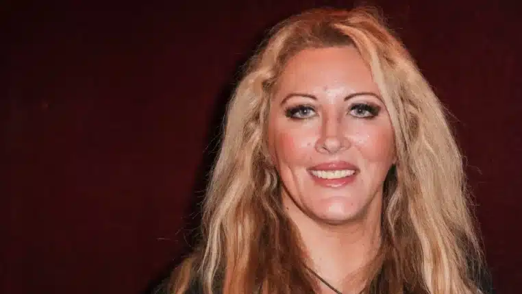 « Ça va la p*** ? » : deux anciens lofteurs insultent Alexia Laroche-Joubert en plein live