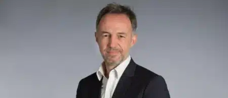 Emmanuel Grégoire, nouveau maire de Paris, en costume sombre sur fond gris