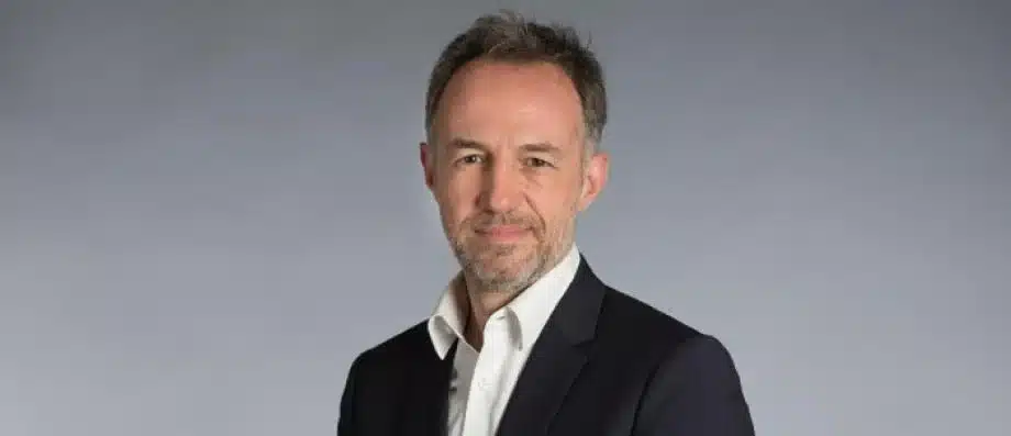 Emmanuel Grégoire, nouveau maire de Paris, en costume sombre sur fond gris