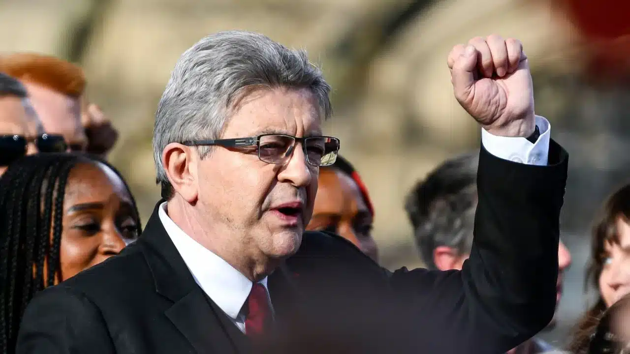 Jean-Luc Mélenchon, leader de LFI, le poing levé lors d'un rassemblement politique