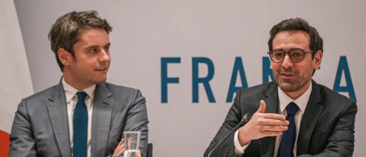 Gabriel Attal et Stéphane Séjourné lors d'une conférence de presse commune devant le mot France