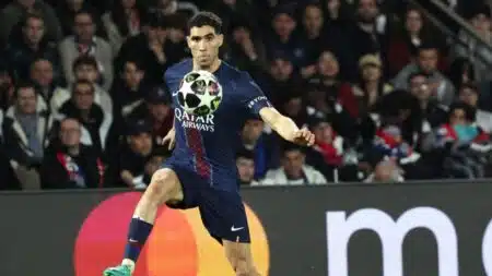 Achraf Hakimi en action sous le maillot du PSG lors d'un match de Ligue des Champions