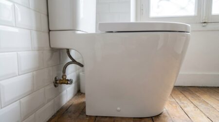 Cette pièce minuscule cachée dans vos toilettes vous coûte 150 litres d'eau par jour — et se remplace en 10 minutes