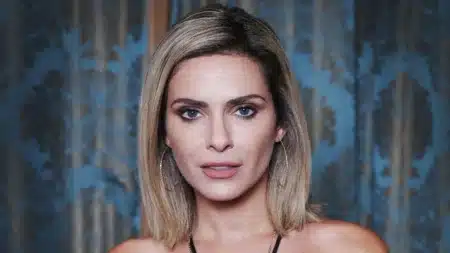 Clara Morgane, portrait en gros plan, regard intense, cheveux blonds
