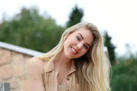 Maria Carolina de Bourbon des Deux-Siciles, compagne de Jordan Bardella, jeune femme blonde souriante