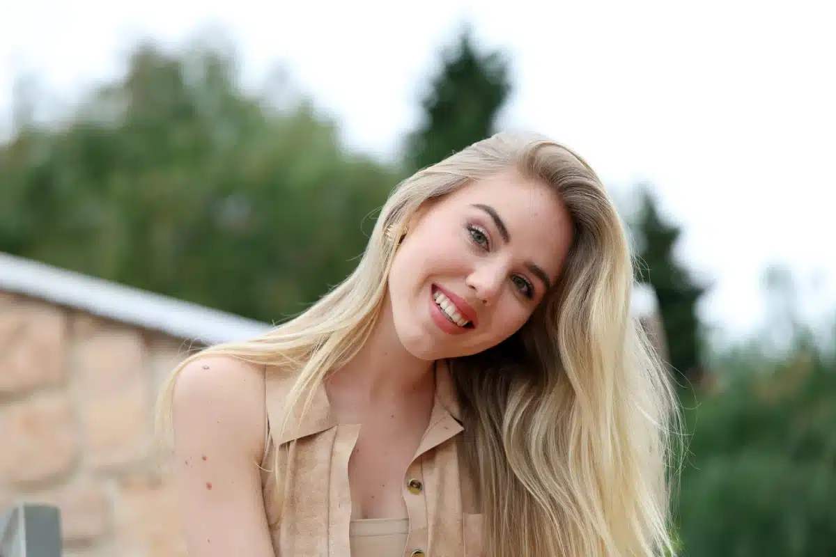 Maria Carolina de Bourbon des Deux-Siciles, compagne de Jordan Bardella, jeune femme blonde souriante