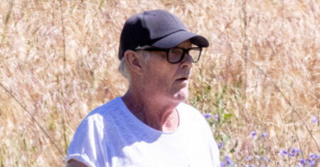 David Hasselhoff aperçu lors d'une randonnée à Calabasas, portant une casquette noire et des lunettes de vue