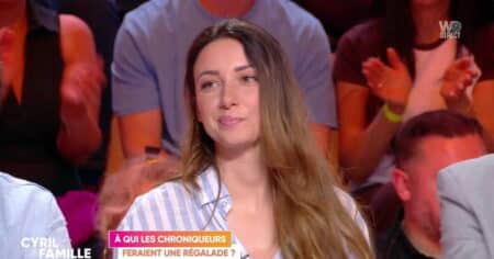 Delphine Wespiser souriante sur le plateau de Cyril et la Famille sur W9