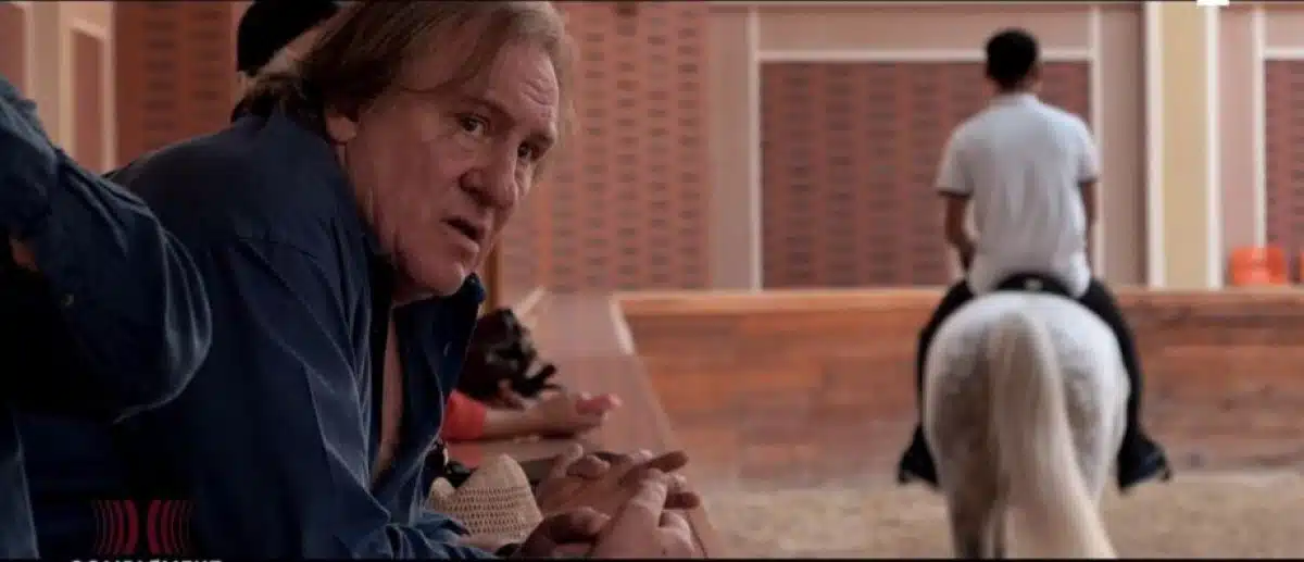 Gérard Depardieu dans un haras lors du reportage Complément d'Enquête, scène au cœur de la controverse judiciaire