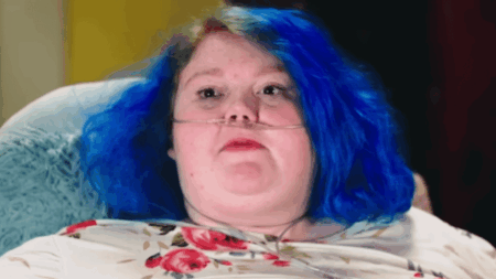 Dolly Martinez, star de My 600-Lb. Life, avec ses cheveux bleus vifs et son tube d'oxygène, lors de son passage dans l'émission TLC