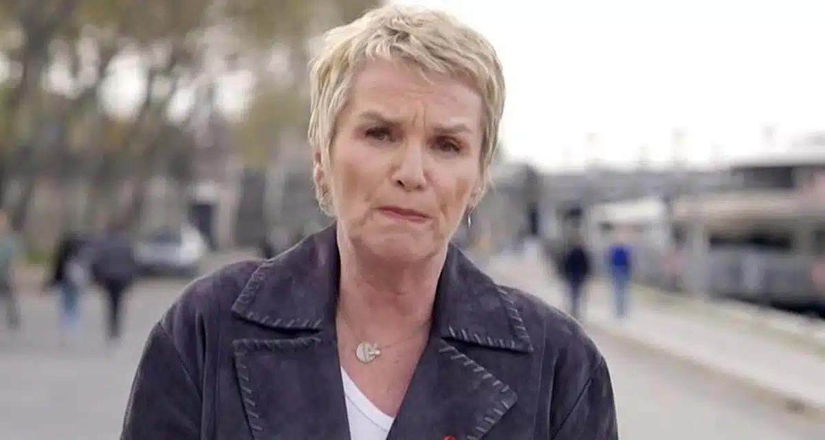 Élise Lucet en extérieur, expression préoccupée, journaliste France 2
