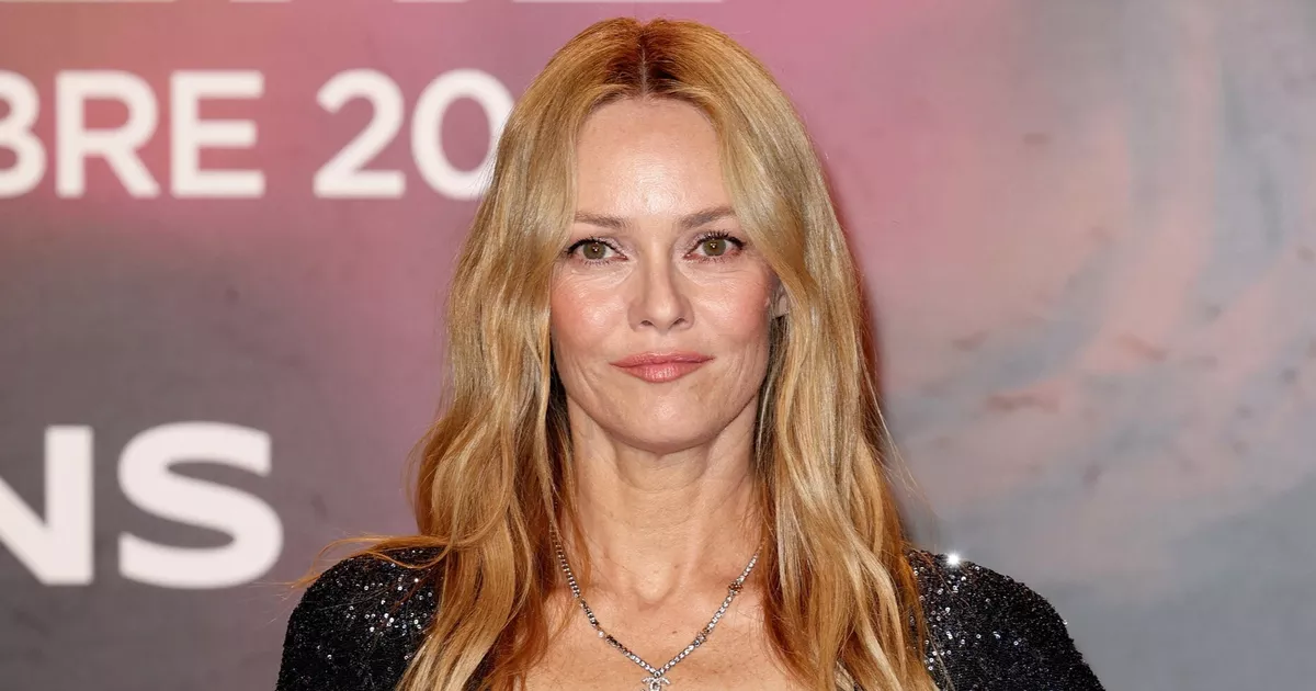 Vanessa Paradis en robe noire pailletée, portrait en gros plan lors d'un événement