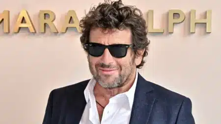 Patrick Bruel avec des lunettes de soleil Ray-Ban lors d'un événement