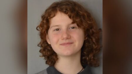 Elle subit une ablation des seins à 16 ans et obtient 2 millions de dollars en justice