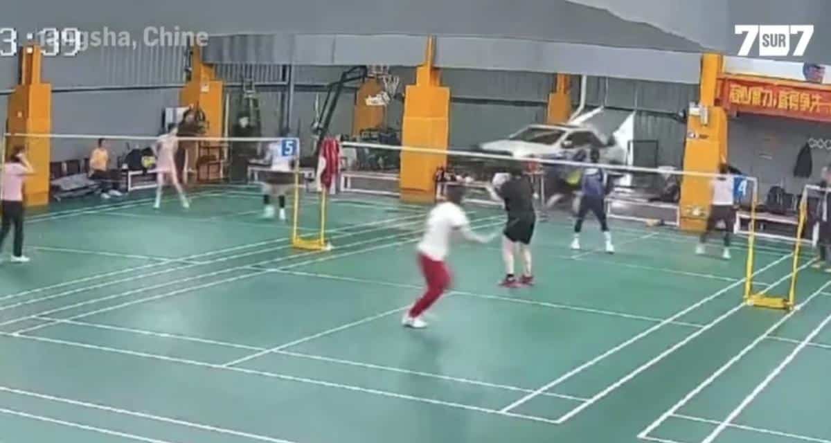 En Chine, une voiture traverse un gymnase en pleine partie de badminton : la vidéo est surréaliste