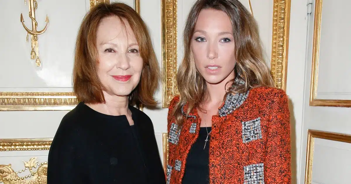 Nathalie Baye et Laura Smet posant ensemble lors d'un événement parisien