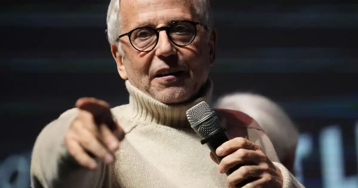 Fabrice Luchini tenant un micro et pointant du doigt vers le public lors d'une représentation