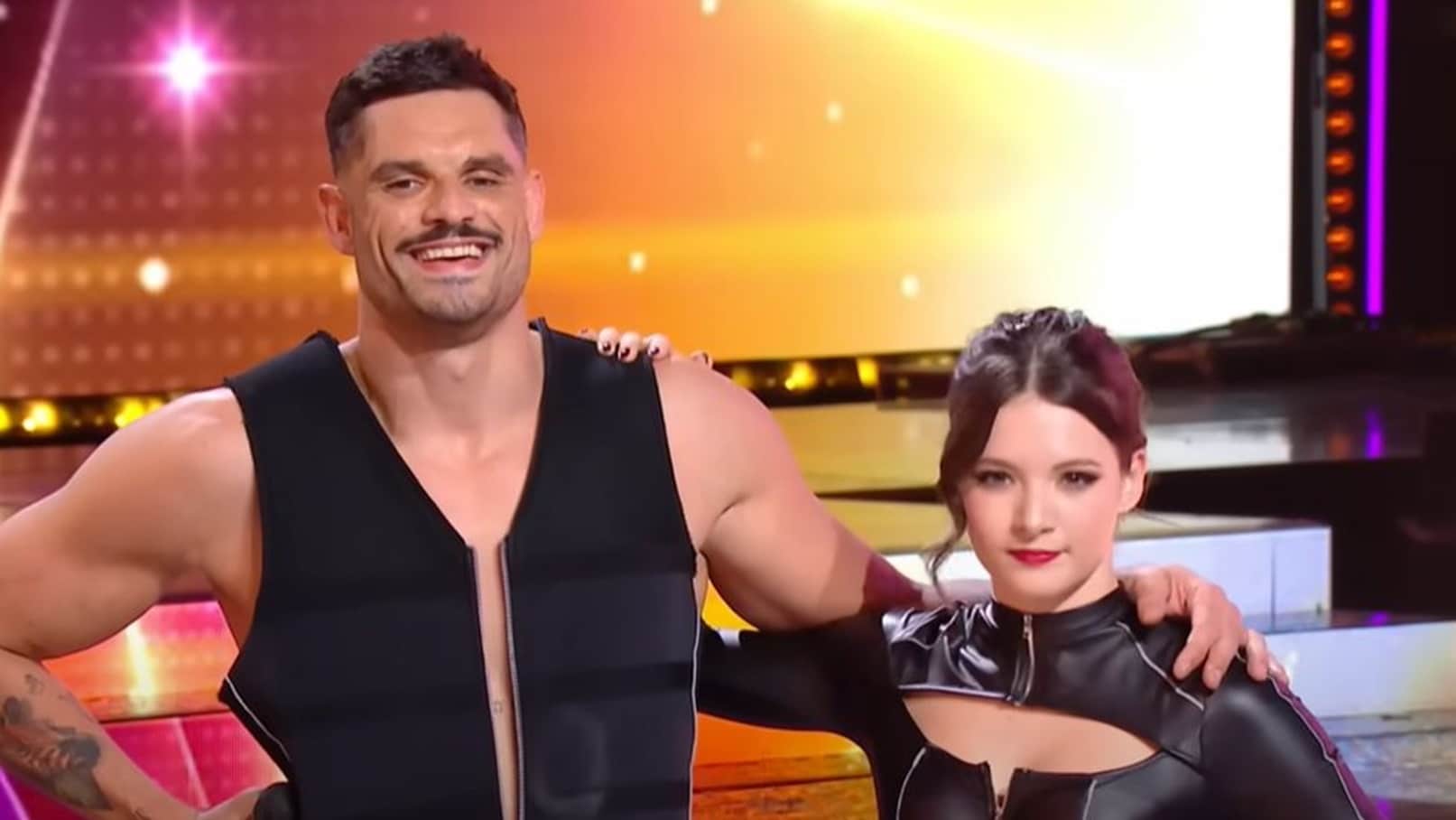 Florent Manaudou et Elsa Bois souriants sur le plateau de Danse avec les stars