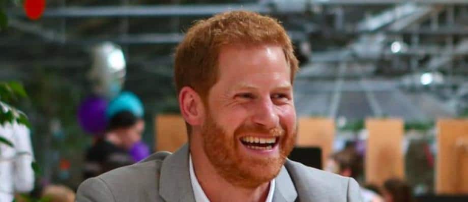 Le prince Harry souriant lors d'un événement public, au cœur du procès contre le Daily Mail pour espionnage illégal