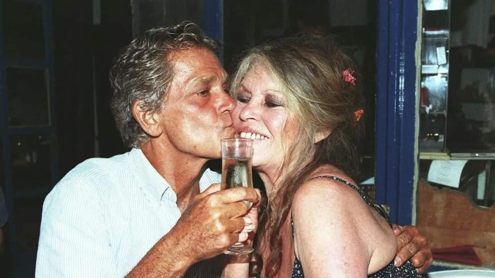 Brigitte Bardot et son compagnon Bernard d'Ormale s'embrassant tendrement lors d'une soirée