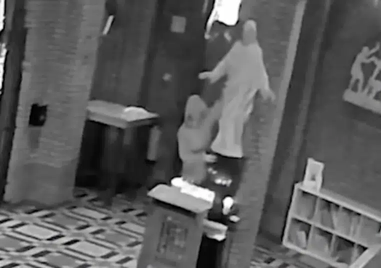 homme detruit une statue de jesus