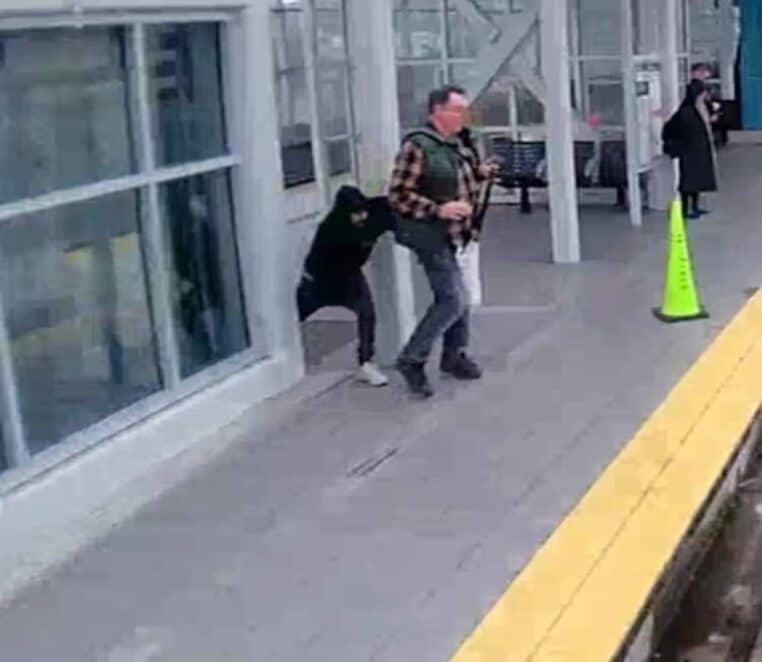 homme pousse sur les rails seattle - copie