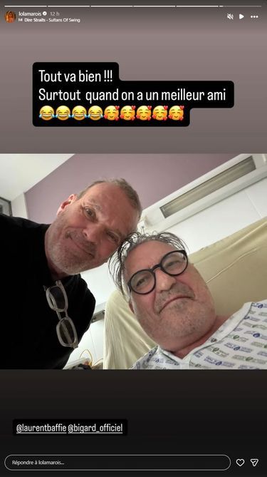 Deux hommes souriants prennent un selfie, l'un étant dans un lit d'hôpital.