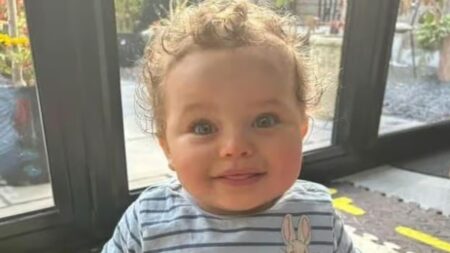 « Il est mort et mis au lit » : un enseignant accusé d'avoir tué le bébé de 13 mois qu'il adoptait