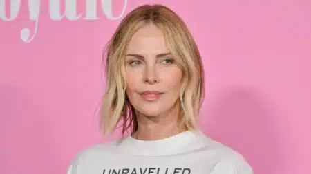 Charlize Theron en gros plan, cheveux blonds mi-longs, lors d'un événement people