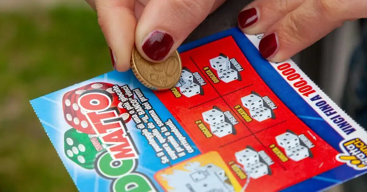 Il offre un ticket à gratter à sa compagne pour le 8 mars : elle le quitte avec les 500 000 € — mais le billet n'était pas gagnant